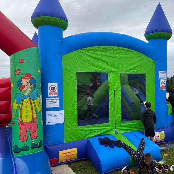 S dotační podporou jsme pořídili nové nůžkové stany a skákací hrad